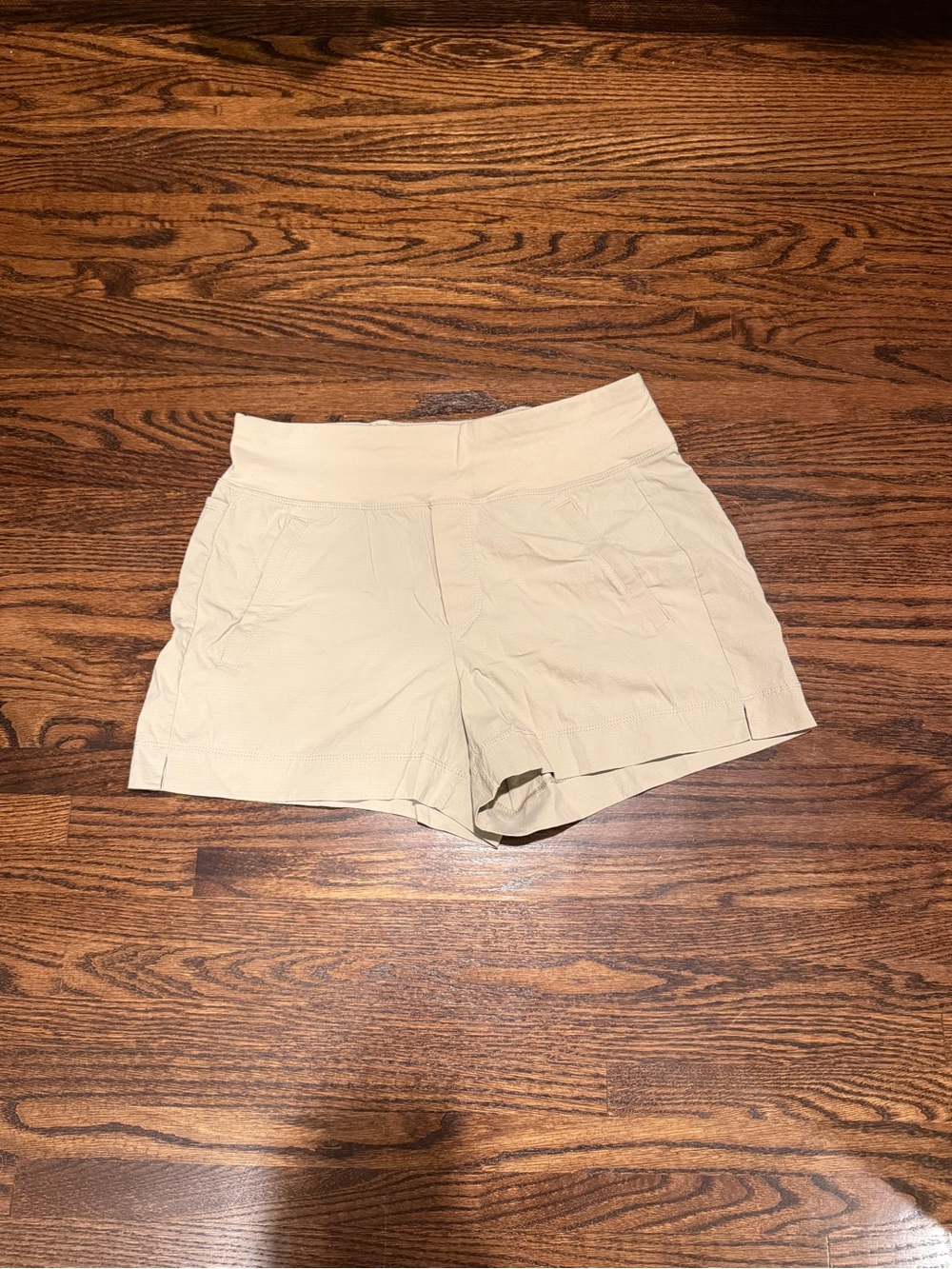 Athleta Trekkie North khaki  Cream Pull-On Casual Shorts size 6